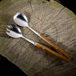 Servidor de ensalada decorativo de metal que añade un toque personalizado a las presentaciones gastronómicas y reuniones especiales - Product Image 1