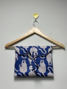 Ensemble de pyjama d'été pour femmes, en coton doux et écologique, imprimé chat bleu, chemise boutonnée et pantalon assorti, ensemble de détente - Product Image 5