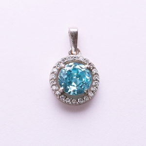 Collar con Colgante de Topacio Azul Halo en Plata de Ley para Mujer, Collar Moderno y Elegante, Regalo para Mujer, Joyería Destiny - Product Image 1
