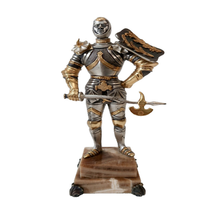 Figurine d'action métallique en pose dynamique d'un chevalier en l'air derrière un bouclier, disponible à prix de gros. - Product Image 4