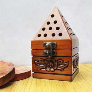 Brûleur à Bakhoor élégant en bois avec insert en laiton pour une combustion sûre des encens et des cubes parfumés - Product Image 1