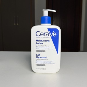 Lotion hydratante quotidienne CeraVe Premium, formule légère hydratante avec technologie de réparation de la barrière cutanée et de maintien de l'hydratation - Product Image 5