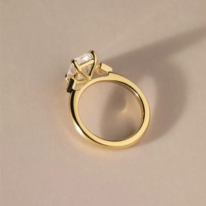 Anillo de Compromiso de Oro Amarillo de 14K con Diamante Cultivado en Laboratorio de Corte Esmeralda de 2CT y Piedras Laterales con Detalles de Diamantes - Product Image 5