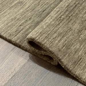 Tapis rectangulaire en laine fait main sur mesure, style moderne et design contemporain, à poils coupés, pour la décoration intérieure - Product Image 2