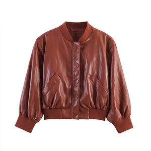 Chaqueta bomber de piel sintética marrón para mujer, con mangas farol, cierre de cremallera y cuello alto. - Product Image 1