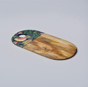 Tabla de cortar de madera única en forma de pera con detalle de hoja, disponible a precios de mayorista para decoración de cocina con temática frutal y para servir. - Product Image 2