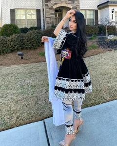 Vestido de novia afgano de terciopelo color granate intenso con bordado pesado de Tilla dorada y detalles auténticos de paneles tribales. - Product Image 1