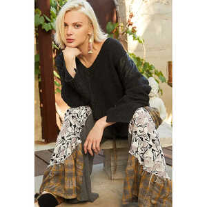 Suéter con cuello en V para mujer con parche acolchado de punto de cable POL - Product Image 5