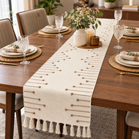 Chemin de table de style scandinave fait main en coton neutre avec pompons pour la vente en gros