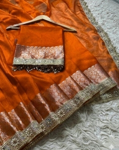 Sari de Tela Banarasi Tejida con Diseño KV (Naranja) - Product Image 3