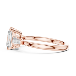 Anillo de Compromiso de Tres Piedras con Diamante Cultivado en Laboratorio, Corte Radiante, Oro Rosa, con Piedra Lateral Trapezoidal, Anillo de Boda - Product Image 5