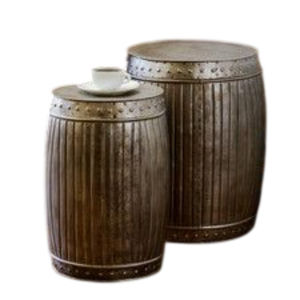 Juego de 2 taburetes de metal industriales vintage con acabado en latón antiguo, mesa auxiliar tipo barril, juego de mesas nido para decoración interior del hogar - Product Image 1