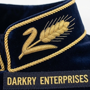 Service de Fabrication d'Accessoires Vestimentaires Personnalisés : Broderie Artisanale en Fil d'Or, Col en Velours à Col en V, Motif Feuille de Laurier - Product Image 2