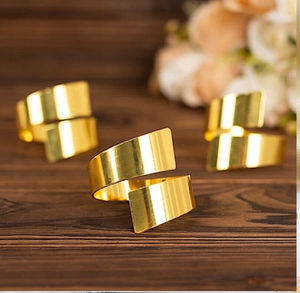 Anillos de servilleta con diseño de mariposa dorada, con intrincados detalles de alas recortadas. Sencillamente icónico. Disponible a precios de mayorista. - Product Image 4