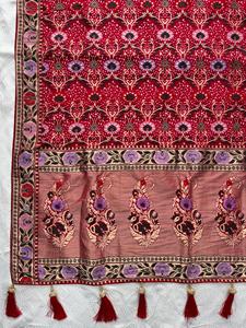 Sari en tissu Georgette Khadi doux de créateur avec broderie et bordure à passepoil, et pièce de blouse à motif pois tissé - Product Image 5