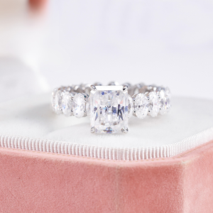 Bague classique en or massif 18 carats plaqué or, diamant de laboratoire couleur D taille radiant, pierres latérales de laboratoire serties au laser, cadeau d'anniversaire pour femme - Product Image 3