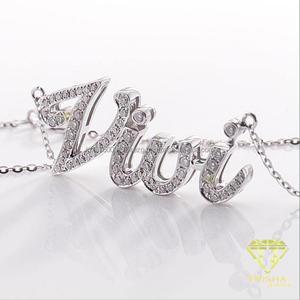 Elegante Colgante con Nombre en Cursiva, con Detalles de Diamantes Cultivados en Laboratorio, Letra Personalizada - Product Image 2