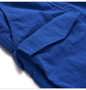 กางเกงขาสั้นคาร์โก้ผู้ชายแบบใหม่ ทันสมัย ทรงหลวม มีกระเป๋าข้าง สีพื้น ปรับแต่งสีลายจุดและโลโก้ได้ - Product Image 6