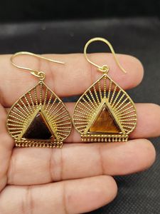 Boucles d'oreilles clous géométriques vintage en laiton plaqué or avec pierre œil de tigre, style rétro, pour femme, idéales pour les fêtes - Product Image 4