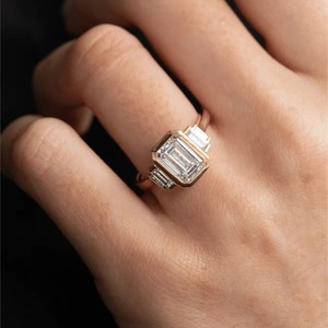 Anillo de Diamante Cultivado en Laboratorio con Corte Esmeralda de 2.30CT, Engastado en Bisel, con Piedras Laterales en Forma de Baguette, Oro Amarillo de 14K, Venta al Por Mayor - Product Image 6