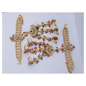 Conjunto de collar y aretes Kundan chapados en oro con cristales de imitación y perlas artificiales, joyería étnica de boda para mujeres. - Product Image 3