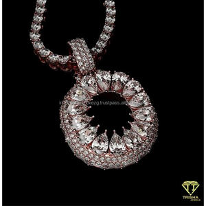 Pendentif rond exclusif avec pierres de moissanite de qualité supérieure et un look tendance - Product Image 2