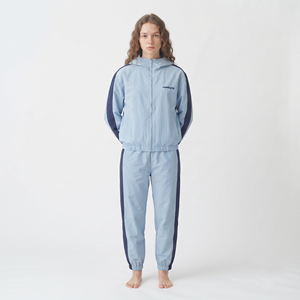 Conjunto deportivo de dos piezas para mujer: Chaqueta corta extragrande de nailon con cremallera y pantalones con cordón lateral y rayas. - Product Image 3