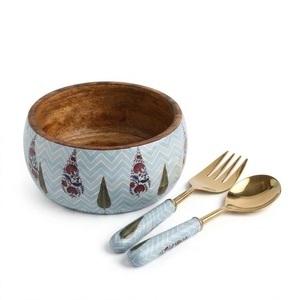 Ensemble de saladiers en bois de manguier faits à la main avec couverts à motif Mughal plaqués or et finition émaillée, pour une présentation de luxe. - Product Image 6