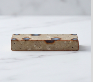 Reposacucharas de cerámica rectangular, soporte para palillos con esmalte beige y puntos azules para vajilla, uso doméstico y de cocina. - Product Image 3