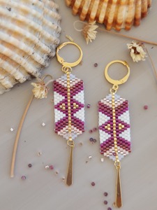 Boucles d'oreilles faites à la main avec perles, ton or, violet et blanc, design géométrique, bijoux tendance, détails exquis - Product Image 4
