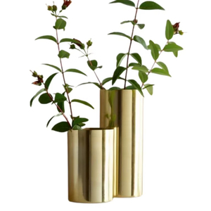 Florero Cilíndrico de Metal Dorado que Realza los Arreglos Florales con un Sofisticado Atractivo Decorativo para el Hogar - Product Image 1