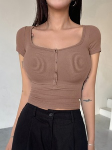 Haut court tendance pour femmes, conçu pour un port confortable et un look tendance au quotidien - Product Image 4