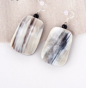 Boucles d'oreilles pendantes rectangulaires en corne de buffle naturelle, faites à la main, polies, bijoux artisanaux naturels pour femmes, design moderne, tendance - Product Image 1