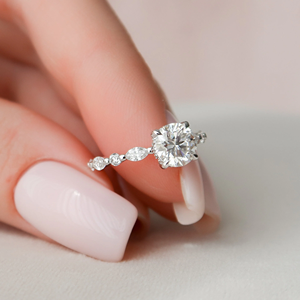 แหวนหมั้นเพชรทองคำ 14K ทรงกลมเจียระไนแบบบริลเลียนท์ เพชรเพาะเลี้ยงในห้องปฏิบัติการ รับรองโดย IGI สไตล์คลาสสิก - Product Image 3