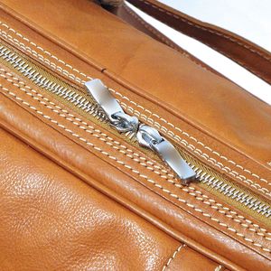 Bolsa de viaje versátil de cuero marrón para negocios y ocio - Product Image 5