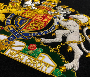 Insignia de Escudo Familiar Bordada a Mano de Lujo Personalizada con Efecto 3D en Relieve, Resistente al Agua, con Hilo Metálico - Product Image 2