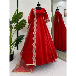 DESIGNER TAFETA SOIE POTLI BOUTON TRAVAIL PRÊT À PORTER ROBE AVEC FIL BRODERIE TRAVAIL DUPATTA ROUGE - Product Image 1