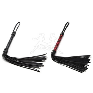 Fouet équestre durable à sensation équilibrée, offrant des performances légères et une maniabilité fiable - Product Image 2