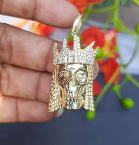 Pendentif Tête de Mort Couronnée Moissanite Personnalisable Effet Givré, Coupe Ronde, Plaqué Or avec Argent 925, Bijoux Fins, Pendentifs et Breloques - Product Image 4