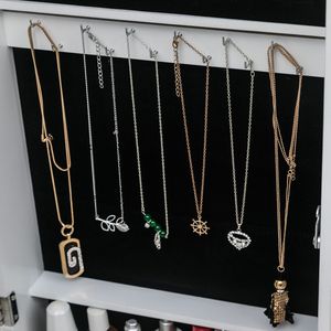 Armadietto a Specchio da Parete in Legno Bianco a 4 Ripiani con 2 Cassetti, 8 Luci LED Blu, Organizzatore per Gioielli Non Completamente a Specchio - Product Image 6