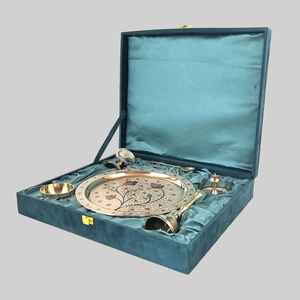 ชุดถาดบูชาทองเหลืองสุดหรู พร้อมลวดลายดอกไม้แบบมีนาคารี งานฝีมือประณีต บรรจุในกล่องของขวัญสำหรับเทศกาลดีวาลีและงานแต่งงาน - Product Image 3