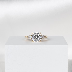 แหวนเพชรเพาะเลี้ยง 2 กะรัต พรีเมียม E VVS2 รับรองโดย IGI ทรงกลมสามเม็ด ทองคำขาว 14K แหวนหมั้น - Product Image 5