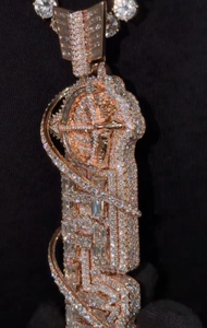 Colgante de oro rosa con diamantes de laboratorio para hombre, estilo hip hop, con diamantes talla baguette y redondos, amuleto de joyería para fiestas. - Product Image 3