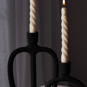 Par de Portavelas Modernos de Metal Negro Mate con Diseños Geométricos Únicos en Forma de Bucle y Forma Redonda para Decoración del Hogar - Product Image 2
