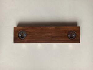 Sencillo gancho de madera para organizar llaves de coche, bicicleta y oficina de forma ordenada y para guardar accesorios ligeros como diademas y pinzas para el cabello. - Product Image 2