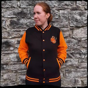 Chaqueta Varsity Negra Personalizada para Mujer con Ribete Naranja en Contraste, Bordado con Letras, Chaqueta Bomber, Uniforme Letterman al por Mayor - Product Image 4