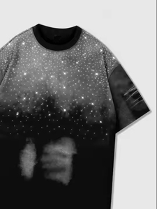 เสื้อยืดผู้ชายลายพ่นสีสไตล์สตรีทแวร์ แต่งคริสตัล ล้างสีแบบแอซิด ทรงปกติ แฟชั่นใหม่ คุณภาพสูง รับสกรีนโลโก้ ผ้าฝ้าย 100% - Product Image 5