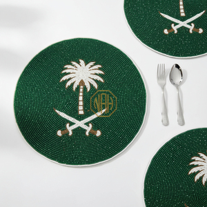 Napperons ronds de luxe en tissu satiné perlé faits à la main – Fournisseur en gros pour l'hôtellerie et les entreprises d'événements - Product Image 1