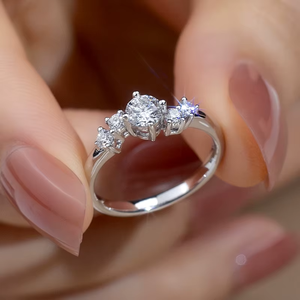 Anillo de Compromiso de Oro Blanco con Diamante Redondo de Corte Brillante y Diamantes Laterales, Joyería Clásica para Mujer - Product Image 6