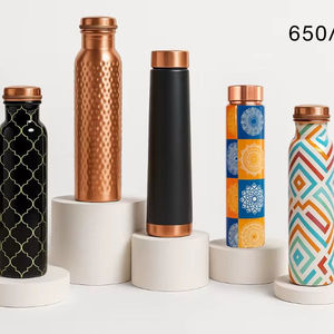 Botellas Artesanales Indias de Cobre Puro, Gama de Botellas de Hidratación de Cobre con Acabado Mate y Martillado, Impresas con Esmalte de Lujo - Product Image 4